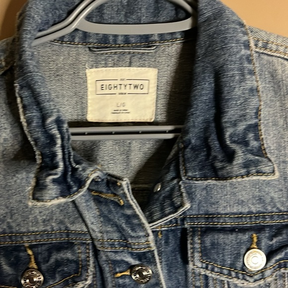 Crop Jean jacket buttons fits like a medium - Picture 2 of 3